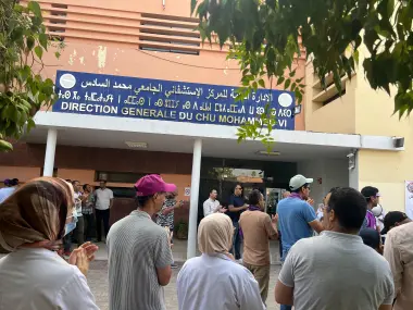 موظفو CHU مراكش يحتشدون في وقفة احتجاجية أمام إدارته العامة