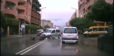 بالفيديو: سيارة تدهس فتاتين على المباشر  و هكذا كانت ردة فعل الضحيتين