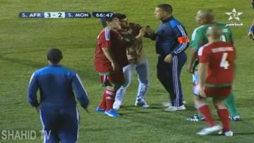 بالفيديو .. مشجع مغربي يقتحم الملعب للالتقاط سيلفي مع مارادونا