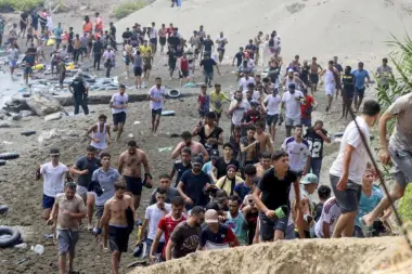 الحكومة الإسبانية تؤكد إعادة 25 ألف مهاجر إلى المغرب و35 ألفا آخرين ينتظرون دورهم