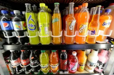 دراسة أمريكية: المشروبات الكحولية والمحلاة ترتبط بتساقط الشعر