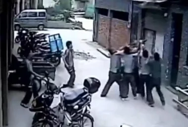 بالفيديو ...عملية انقاذ طفلة بعد سقوطها باستخدام الايدي فقط