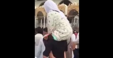 بالفيديو.. موقف مؤثر لشاب يحمل والدته ويطوف بها حول الكعبة
