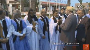رجل صحراوي يوقف الملك محمد السادس للتحدث معه