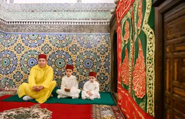 الأمير مولاي رشيد يزور ضريح المولى إدريس بفاس بمناسبة ختان الأميرين مولاي أحمد ومولاي عبد السلام