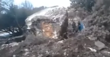 بالفيديو... هكذا نجا مواطنون من سقوط صخرة ضخمة من أعلى الجبل