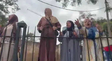 انهيار أسرة وأقارب الراحل ياسين سائق "إندرايف" لحظة وصول المتهمين إلى محكمة الاستئناف
