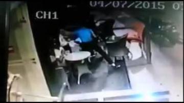 الكاميرا تضبط لصين يقومان بالسرقة بالاكراه بمقهى في شهر رمضان