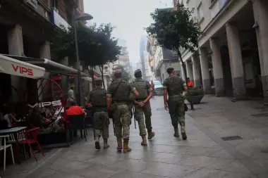 بعد اتهامهم برشق جنود بالحجارة.. إسبانيا تُعيد 21 مهاجرًا من سبتة إلى المغرب