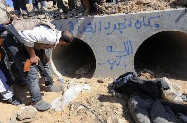 صورة الحفرة التي وُجد القذافي بداخلها قبل القبض عليه  