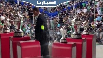 لحظة وصول كأس العرش لمنصة التتويج بملعب مولاي عبدالله بالرباط