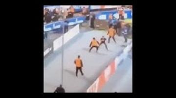 مشجع داخل ملعب كرة قدم يقوم بمراوغة عدد كبير من رجال الأمن بطريقة مبهرة..!