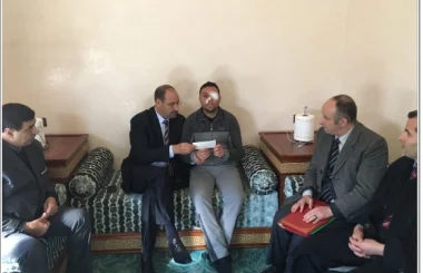 والي أمن بني ملال يزور  الشرطي الذي أصيب بفاس ويبلغه رسالة مؤثرة من الحموشي وهذا مضمونها
