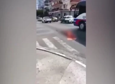 بالفيديو: لحظة سقوط جثمان من سيارة دفن الموتى في شارع مزدحم