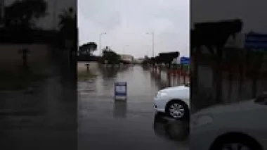 شوارع مدينة أكادير تتحول إلى بحيرات مائية بسبب الأمطار