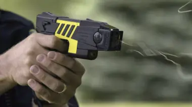 فرقة مكافحة العصابات تلجأ إلى سلاح "TASER" لإنهاء مغامرات شخص هائج بفاس
