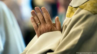 500 ألف يور تدفع بقس إيطالي لبدء علاج نفسي