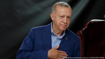 حبس صبي تركي بسبب رسم "شارب" على صورة أردوغان