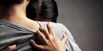 فيديو صادم...طفلة صغيرة تروي قصة خيانة زوجية بطلتها والدتها وعمها برعاية جدتها