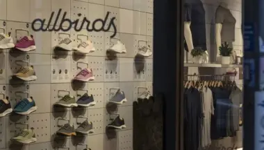 تحول غريب.. شركة شهيرة تودع عالم الأحذية وتتجه إلى الذكاء الاصطناعي