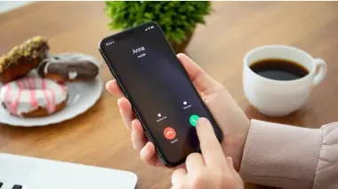 "آبل" تضيف خاصية "عزل الصوت" لهواتف آيفون لمكالمات أوضح وسط الضوضاء