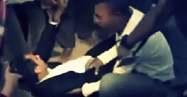 بالفيديو.. لحظة تعرض مذيع للإغماء وسقوطه أرضًا على الهواء