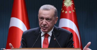 أردوغان يهدي قادة الناتو مسدسات منقوشة مع ذخائرها