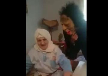 شاب يزرع الرعب في جدته "الحاجة" ..شاهد ماذا وقع لها