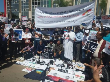 وقفة احتجاجية حاشدة أمام وزارة الاتصال لمدراء النشر بالصحافة الورقية والالكترونية ووزير الاتصال يمدد الملاءمة
