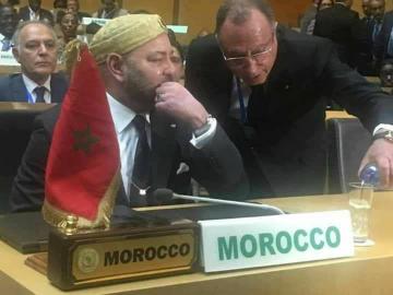 محمد السادس يذرف الدموع بعد عودة المغرب للاتحاد الافريقي (صورة)