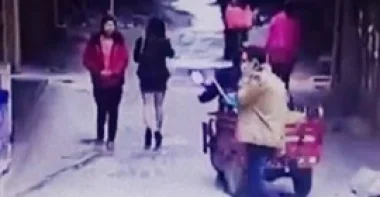 بالفيديو.. لحظة اعتداء شاب على فتاة ترتدي ملابس قصيرة