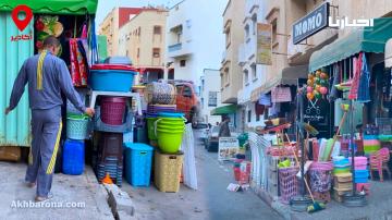 أكادير.. مواطن يطالب بحريته في المشي فوق الرصيف بعد احتلاله من طرف أصحاب المحلات التجارية