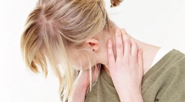 التحديق طويلاً في الأجهزة الجوالة يصيب بآلام مؤخرة الرقبة
