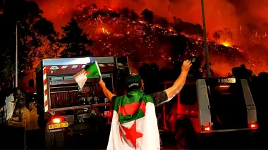 في عز الشتاء..سلسلة حرائق تحاصر ثماني ولايات جزائرية ونشطاء يتهمون الكابرانات (فيديو)
