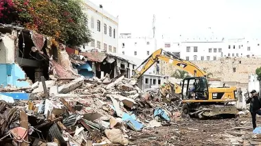 سلطات طنجة تستمر في تحرير الملك العمومي.. هدم سوق فندق الشجرة لإعادة تأهيله بشكل عصري