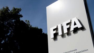 "الفيفا" يدرس السماح بالتبديل الاستثنائي في حال تعرض لاعب لارتجاج