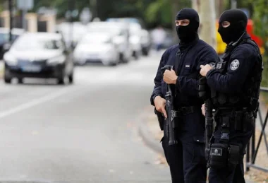 مقتل منفذ الهجوم بالسلاح الأبيض في ضواحي باريس بعدما أجهز على والدته وشقيقته