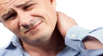 فرقعة الرقبة يمكن أن تتسبب في عدة أخطار تعرف عليها..