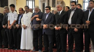 بالصور: موقف غريب أثناء صلاة الجنازة على عمر الشريف أثار غضب الحضور