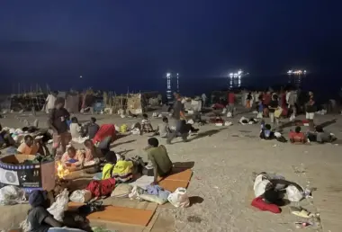 ليلة ساخنة بسبتة المحتلة.. السبتاويون يخرجون لطرد المهاجرين السريين وتدخل أمني مكثف لمنع المواجهات