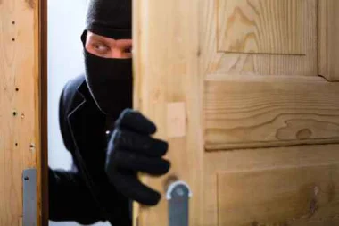 يترك بطاقة الهوية أثناء سرقة متجر