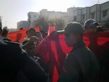  بلطجية بالأعلام المغربي يستفزون مسيرة 20 فبراير بسلا الأكبر في مسيرات يوم الأحد