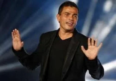 شباب يطلبون من عمرو دياب الاعتذار عن المشاركة في \"موازين\"