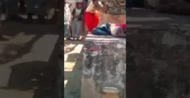بالفيديو.. امرأة تلقن زوجها علقة ساخنة بالشارع بعد اكتشافها خيانته
