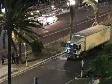 بالفيديو ...فاجعة أخرى بفرنسا : أكثر من 73 قتيلاً في حادثة دهس بمدينة نيس