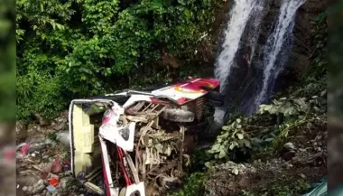 نيبال ..انحراف حافلة زفاف عن طريق جبلي يخلّف قتلى وجرحى في حادث مأساوي
