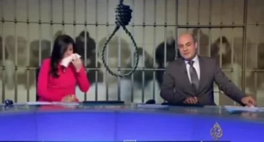 موقف محرج لمذيعة الجزيرة يمنعها من استكمال قراءة النشرة