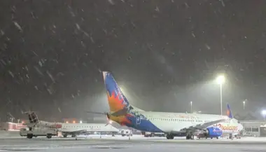 الثلوج تشل حركة الطيران في باريس وأمستردام وإلغاء مئات الرحلات