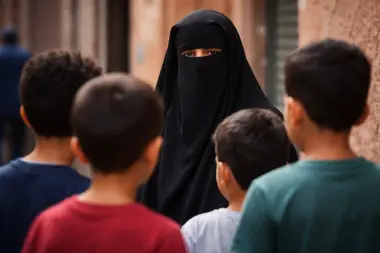 ضحية سوء فهم .. محاصرة "منقبة" ومرافقها بمراكش بعد اقترابها وحديثها مع أطفال