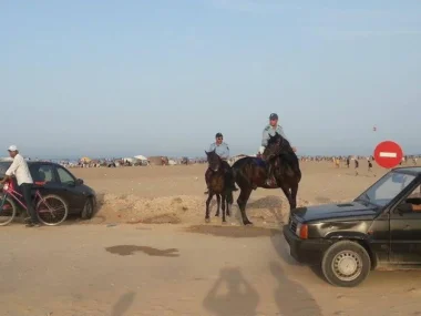 شخص يثير الرعب بحقيبة ظهر بها "شاقور" بشاطئ كابو نيغرو والأمن يتدخل